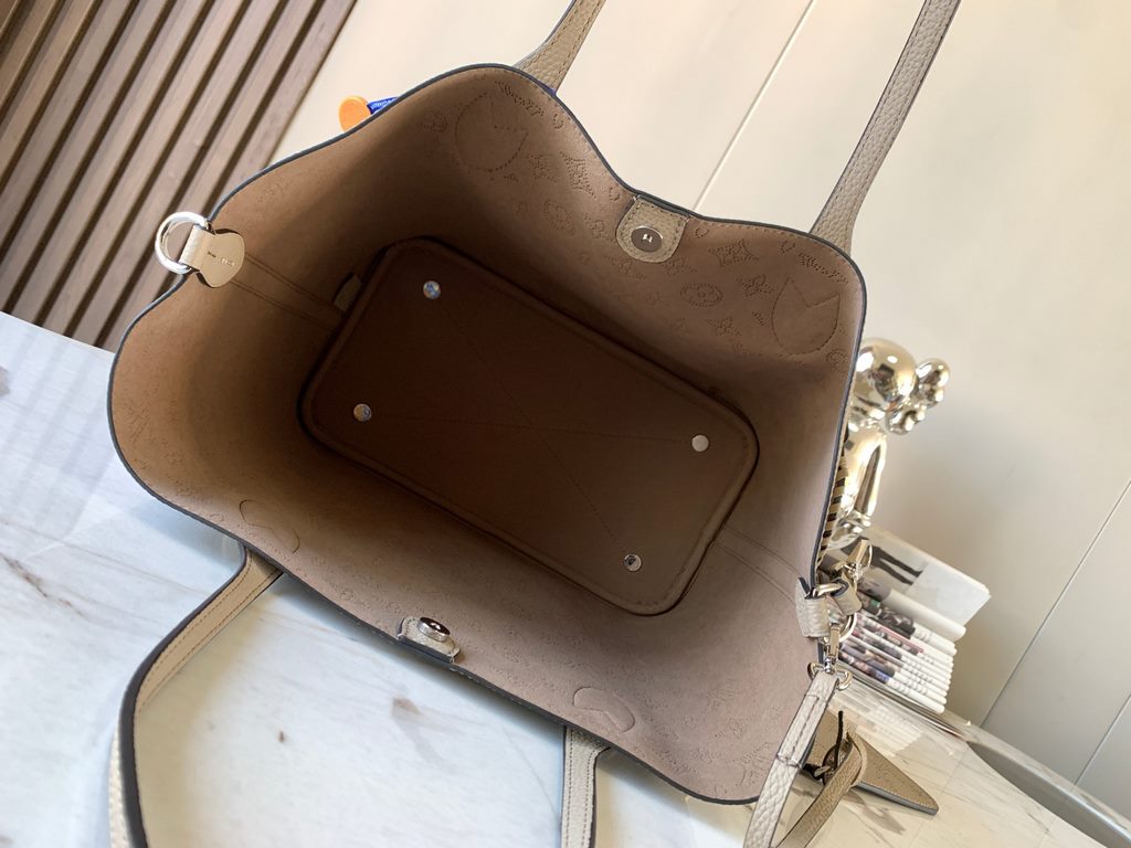 Special grade[ M21850 Elephant Gray].The Blossom large handbag is made from perforated cowhide leather in a laid-back style that's practical and functional. The interior compartment features a removable zippered pocket t