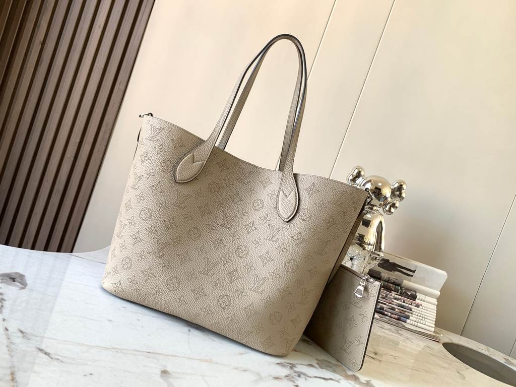 Special grade[ M21850 Elephant Gray].The Blossom large handbag is made from perforated cowhide leather in a laid-back style that's practical and functional. The interior compartment features a removable zippered pocket t