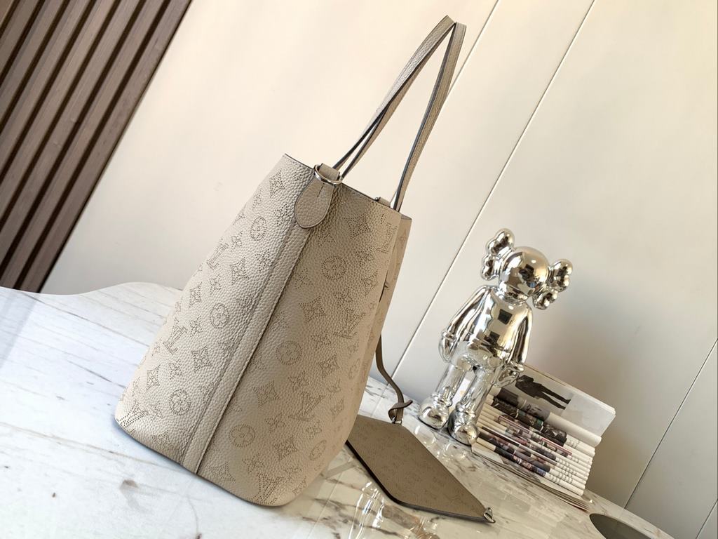 Special grade[ M21850 Elephant Gray].The Blossom large handbag is made from perforated cowhide leather in a laid-back style that's practical and functional. The interior compartment features a removable zippered pocket t