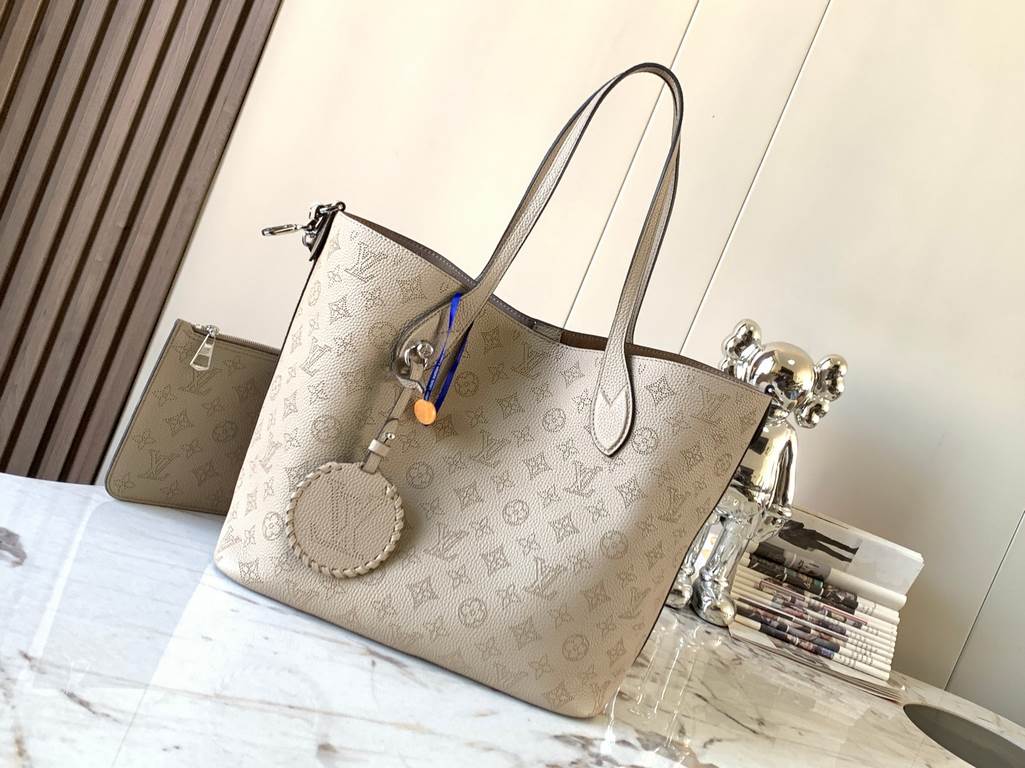 Special grade[ M21850 Elephant Gray].The Blossom large handbag is made from perforated cowhide leather in a laid-back style that's practical and functional. The interior compartment features a removable zippered pocket t