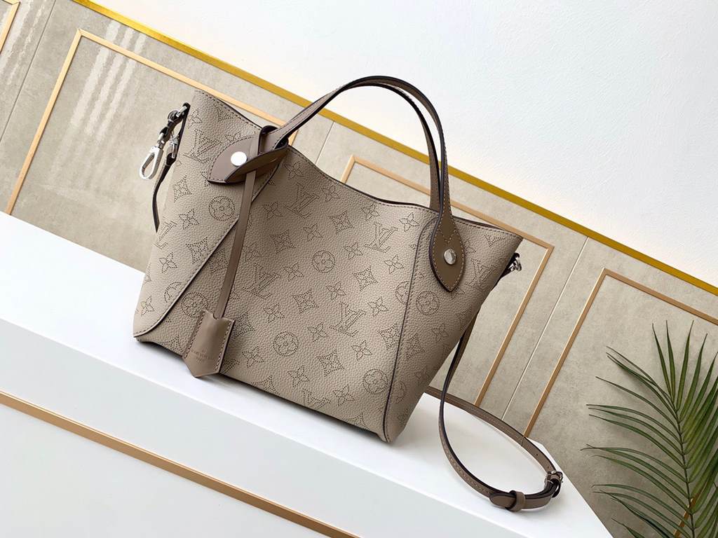 SpecialtyHINA small handbag with double design, with a spring buckle in the middle of the bag, foldable, stretchable, switch between a tote bag and a modern bucket bag, cut from calfskin leather with cut-outs, lightweigh