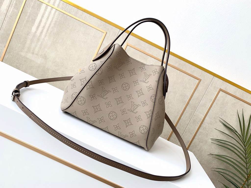 SpecialtyHINA small handbag with double design, with a spring buckle in the middle of the bag, foldable, stretchable, switch between a tote bag and a modern bucket bag, cut from calfskin leather with cut-outs, lightweigh