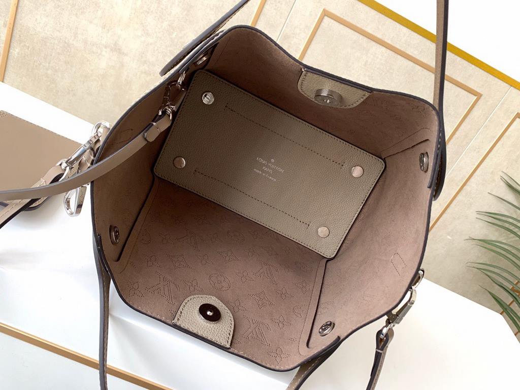 SpecialtyHINA small handbag with double design, with a spring buckle in the middle of the bag, foldable, stretchable, switch between a tote bag and a modern bucket bag, cut from calfskin leather with cut-outs, lightweigh