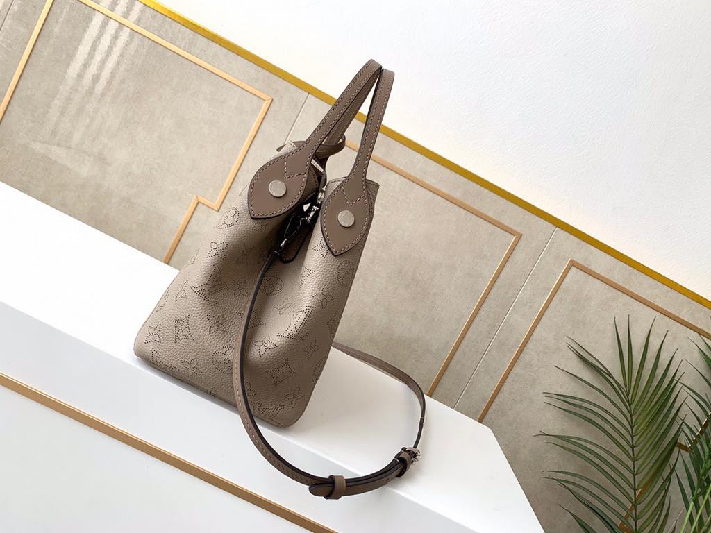 SpecialtyHINA small handbag with double design, with a spring buckle in the middle of the bag, foldable, stretchable, switch between a tote bag and a modern bucket bag, cut from calfskin leather with cut-outs, lightweigh