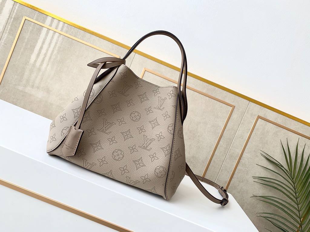 SpecialtyHINA small handbag with double design, with a spring buckle in the middle of the bag, foldable, stretchable, switch between a tote bag and a modern bucket bag, cut from calfskin leather with cut-outs, lightweigh