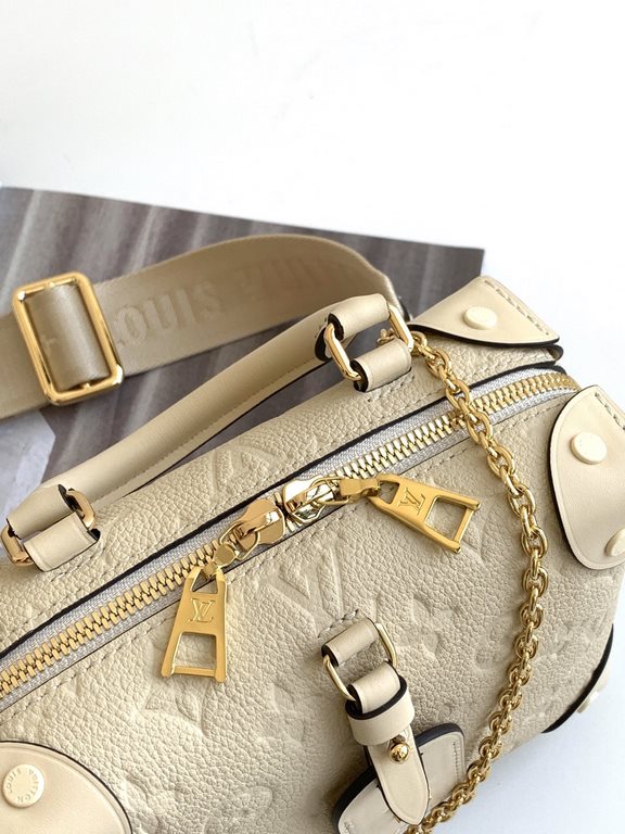 Top of the lineCrafted from embossed Monogram Empreinte leather, the Petite Malle Souple is a soft-sided version of the now iconic Petite Malle. Incorporating studded leather corners and a logoed leather luggage tag, it 