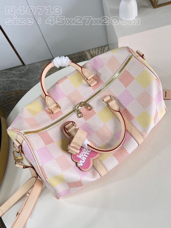 【Exclusive Actual N40713 Pink Grid 】This Keepall 45 Bandoulière handbag is made of Damierlicious coated canvas with a charming giant Damier pattern that blends four different pastel shades. This cabin-sized bag features 