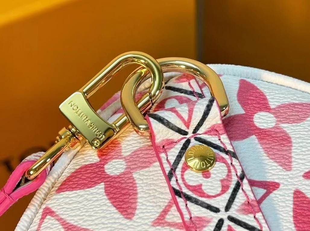 The new M23073 powder-coated Speedy Bandoulière 25 handbag is made of coated canvas with a pastel effect of the Giant Monogram pattern, and an intricate pattern of trims, handles, handle loops and lining inspired by the 