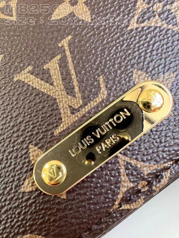 M82509 vintage 】Lily wallet on chain is made from Monogram canvas and combines a sleek rectangular shape with a subtle vintage look. Its flap features gold-tone panels, studs and the Louis Vuitton logo. Large enough to c