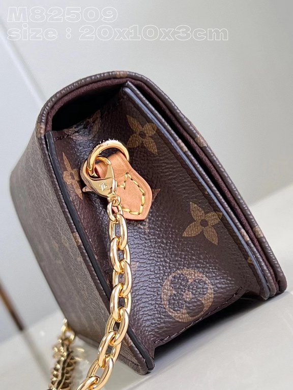 M82509 vintage 】Lily wallet on chain is made from Monogram canvas and combines a sleek rectangular shape with a subtle vintage look. Its flap features gold-tone panels, studs and the Louis Vuitton logo. Large enough to c