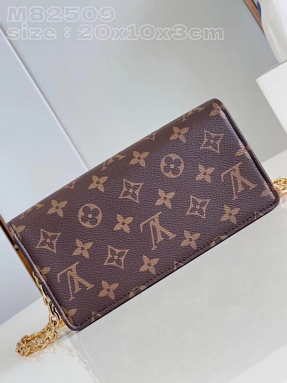 M82509 vintage 】Lily wallet on chain is made from Monogram canvas and combines a sleek rectangular shape with a subtle vintage look. Its flap features gold-tone panels, studs and the Louis Vuitton logo. Large enough to c