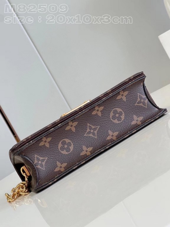 M82509 vintage 】Lily wallet on chain is made from Monogram canvas and combines a sleek rectangular shape with a subtle vintage look. Its flap features gold-tone panels, studs and the Louis Vuitton logo. Large enough to c