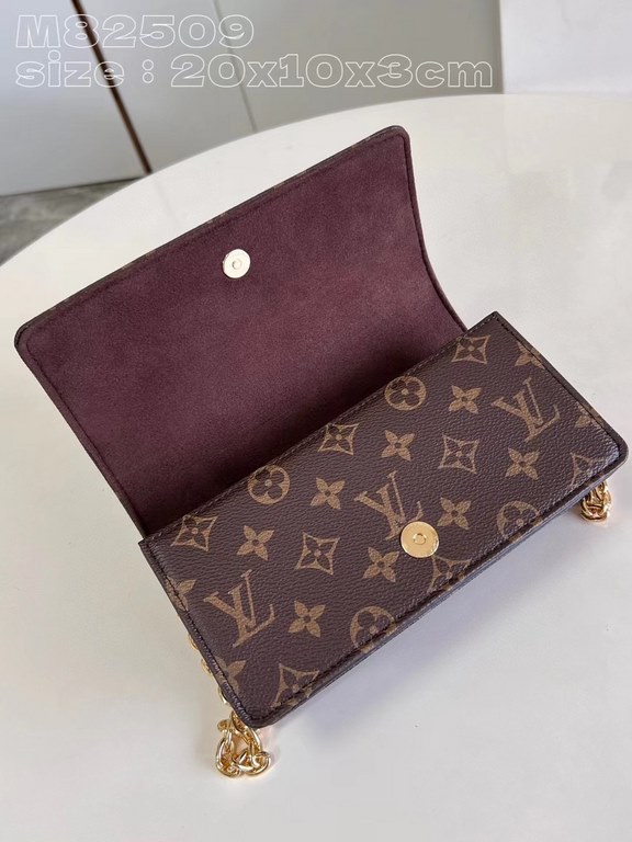 M82509 vintage 】Lily wallet on chain is made from Monogram canvas and combines a sleek rectangular shape with a subtle vintage look. Its flap features gold-tone panels, studs and the Louis Vuitton logo. Large enough to c