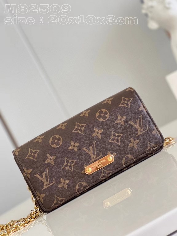 M82509 vintage 】Lily wallet on chain is made from Monogram canvas and combines a sleek rectangular shape with a subtle vintage look. Its flap features gold-tone panels, studs and the Louis Vuitton logo. Large enough to c