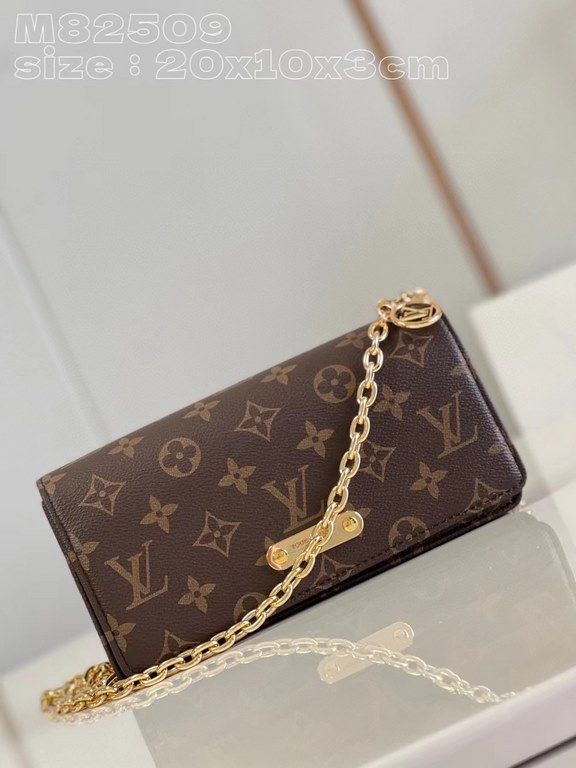 M82509 vintage 】Lily wallet on chain is made from Monogram canvas and combines a sleek rectangular shape with a subtle vintage look. Its flap features gold-tone panels, studs and the Louis Vuitton logo. Large enough to c