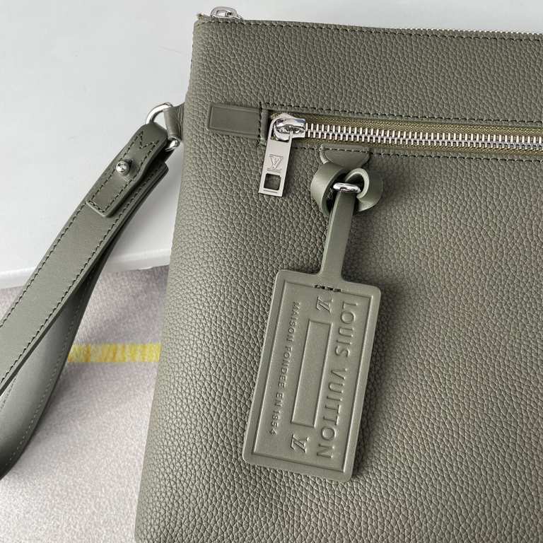 Top    Overseas original M69837 green Exclusive real! The new LV Aerogram clutch is a restrained design with an on-trend flair. The soft, supple cowhide leather resembles old-fashioned airline stationery, while the metal