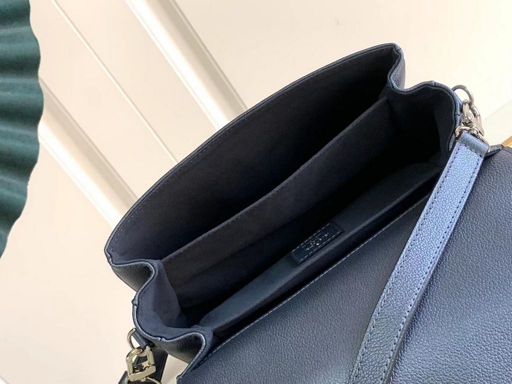 SpecialtyM41487 M59211 Full Leather Messenger Bag Collection The Pochette Metis is an elegant, petite style. Crafted from supple Monogram Empreinte leather, the compact bag features practical pockets and compartments 25.