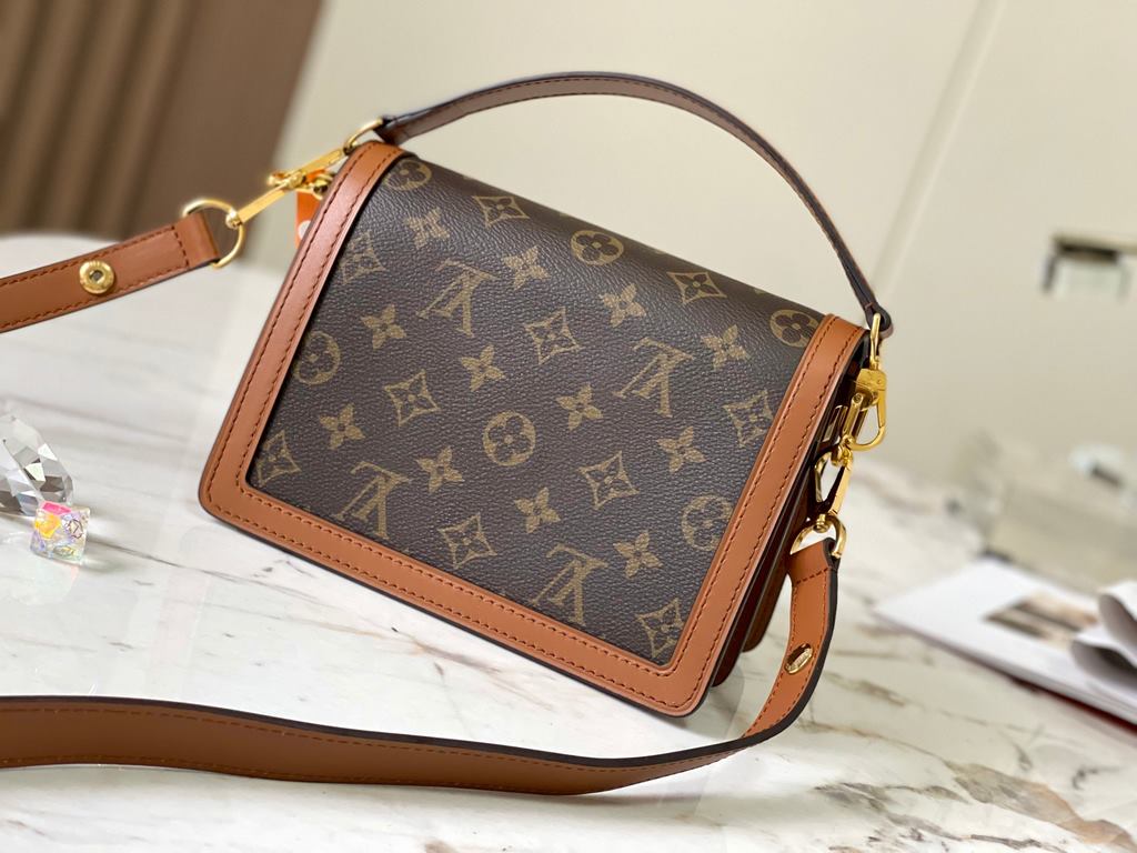 Top Exclusives M46537# Dauphine Daphne Handbag New for the Spring 2022 runway A new addition to the classic Dauphine handbag collection, a modified version of the design by Nicolas Ghesquière, Artistic Director of Women'