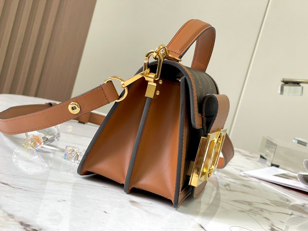 Top Exclusives M46537# Dauphine Daphne Handbag New for the Spring 2022 runway A new addition to the classic Dauphine handbag collection, a modified version of the design by Nicolas Ghesquière, Artistic Director of Women'