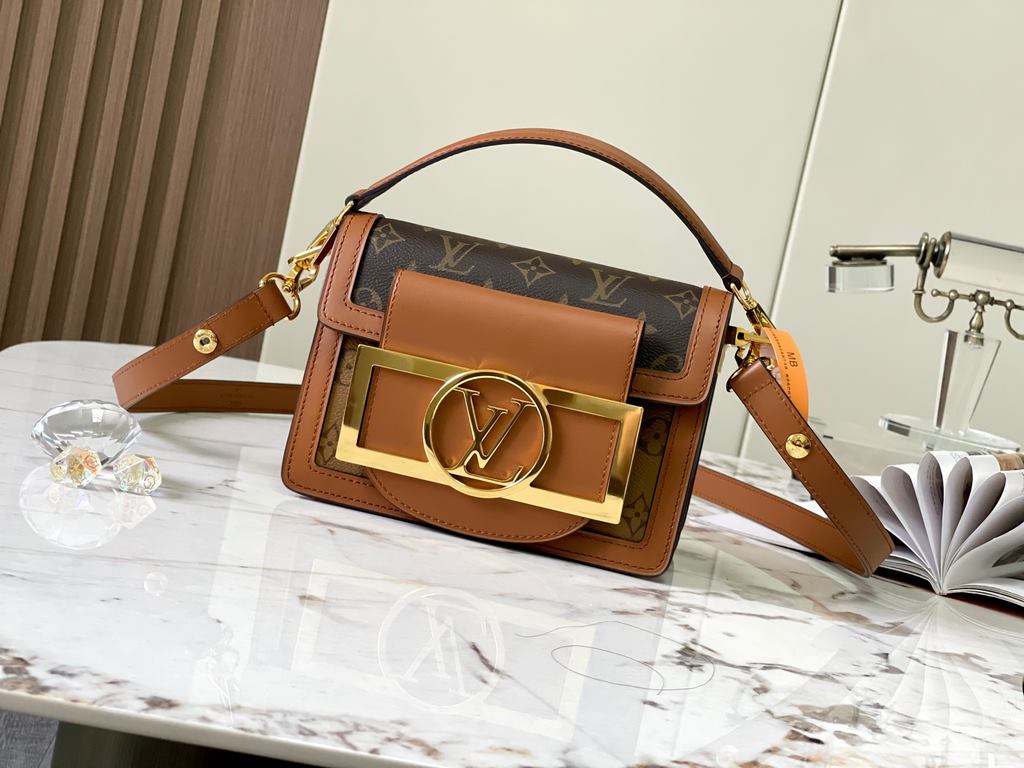 Top Exclusives M46537# Dauphine Daphne Handbag New for the Spring 2022 runway A new addition to the classic Dauphine handbag collection, a modified version of the design by Nicolas Ghesquière, Artistic Director of Women'