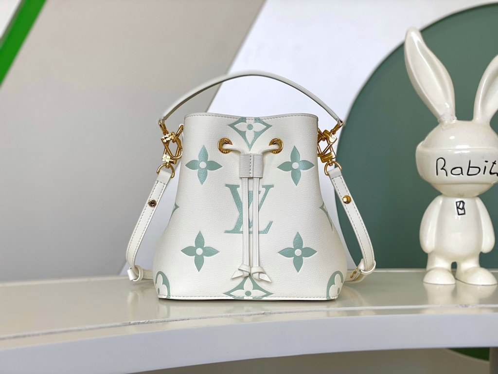 M24048 Matcha greenNeoNoé BB bucket bag in supple cowhide leather with Nano Monogram embossing; the miniature logo and Monogram floral motif in soft contrasting colors. Braided leather elements on the detachable chain an