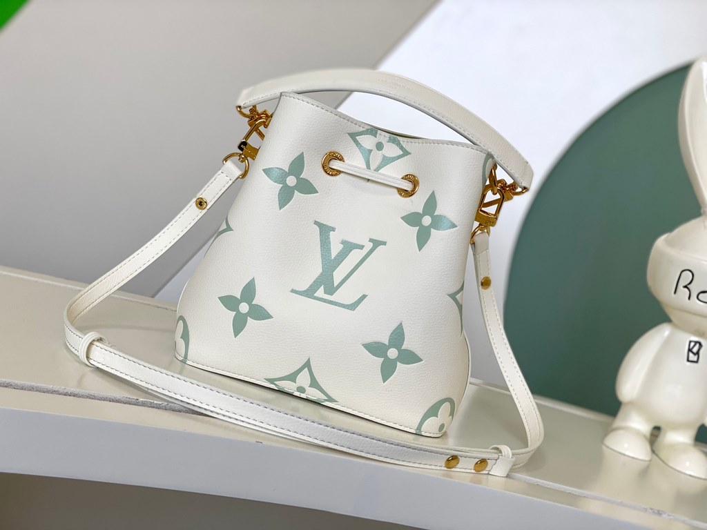 M24048 Matcha greenNeoNoé BB bucket bag in supple cowhide leather with Nano Monogram embossing; the miniature logo and Monogram floral motif in soft contrasting colors. Braided leather elements on the detachable chain an