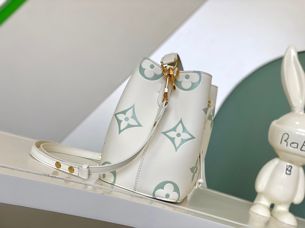 M24048 Matcha greenNeoNoé BB bucket bag in supple cowhide leather with Nano Monogram embossing; the miniature logo and Monogram floral motif in soft contrasting colors. Braided leather elements on the detachable chain an