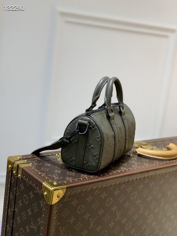 Top M57961 black full leather speedy KEEPALL XS handbag The Keepall XS handbag is a distillation of Louis Vuitton's classic Keepall travel bag design, with Monogram Seal cowhide reflecting the iconic Monogram embossing f