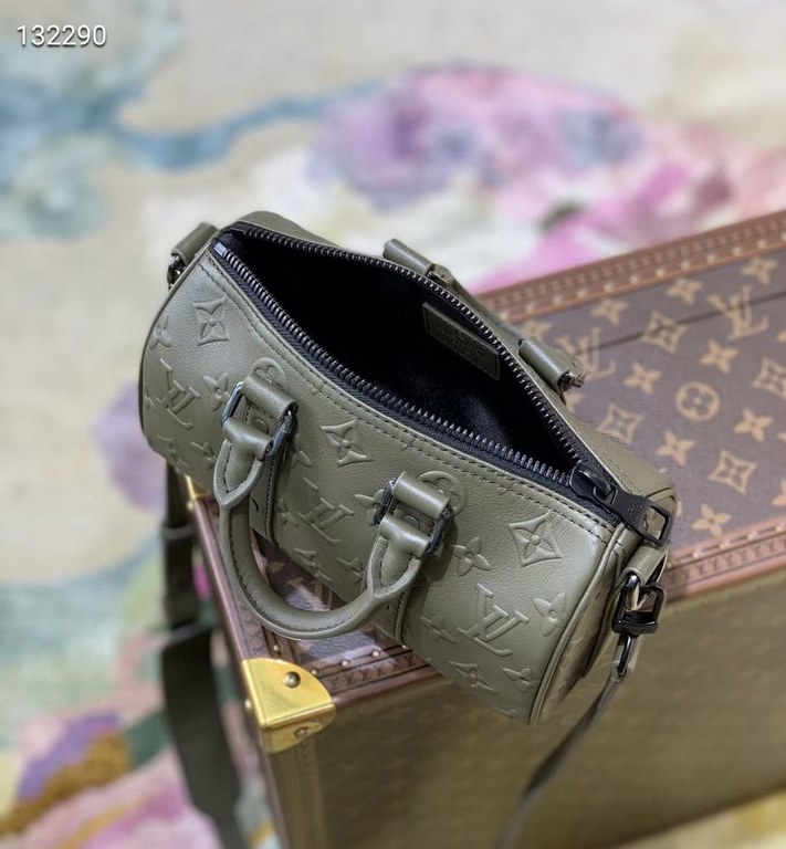 Top M57961 black full leather speedy KEEPALL XS handbag The Keepall XS handbag is a distillation of Louis Vuitton's classic Keepall travel bag design, with Monogram Seal cowhide reflecting the iconic Monogram embossing f