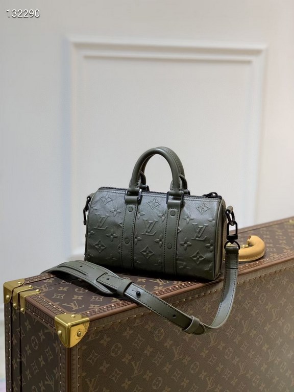 Top M57961 black full leather speedy KEEPALL XS handbag The Keepall XS handbag is a distillation of Louis Vuitton's classic Keepall travel bag design, with Monogram Seal cowhide reflecting the iconic Monogram embossing f