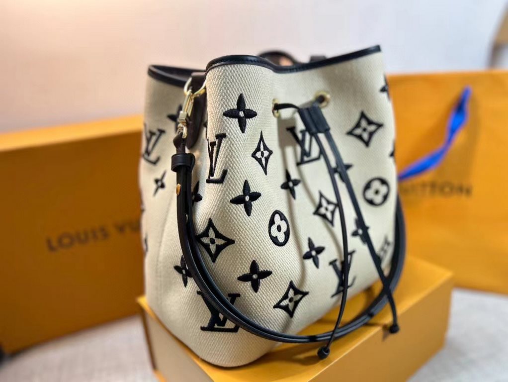 NEO NOE Bucket Handbag】M23080 WeavingThe Monogram pattern is embroidered on the surface of the soft raffia-like cotton. Whether you are walking on the beach, lounging by the pool, or attending a cocktail party, you can r