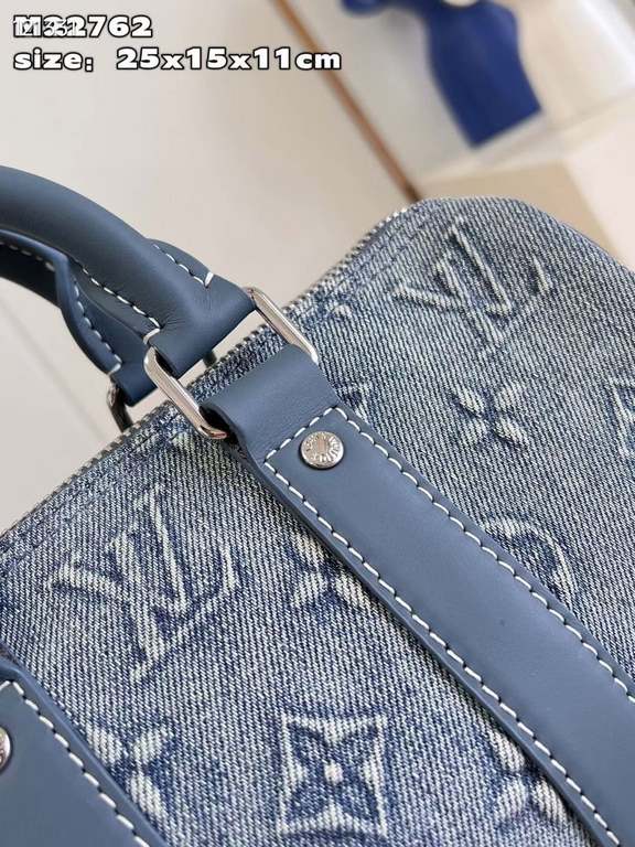 Exclusive M22762 】This Keepall Bandoulière 25 handbag showcases the vintage-inspired texture of Monogram Washed Demin canvas, with embossed and hand-painted Monogram motifs that resemble faded denim that has been baptize