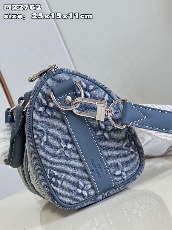 Exclusive M22762 】This Keepall Bandoulière 25 handbag showcases the vintage-inspired texture of Monogram Washed Demin canvas, with embossed and hand-painted Monogram motifs that resemble faded denim that has been baptize