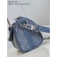 Exclusive M22762 】This Keepall Bandoulière 25 handbag showcases the vintage-inspired texture of Monogram Washed Demin canvas, with embossed and hand-painted Monogram motifs that resemble faded denim that has been baptize