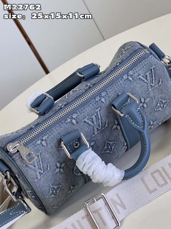 Exclusive M22762 】This Keepall Bandoulière 25 handbag showcases the vintage-inspired texture of Monogram Washed Demin canvas, with embossed and hand-painted Monogram motifs that resemble faded denim that has been baptize