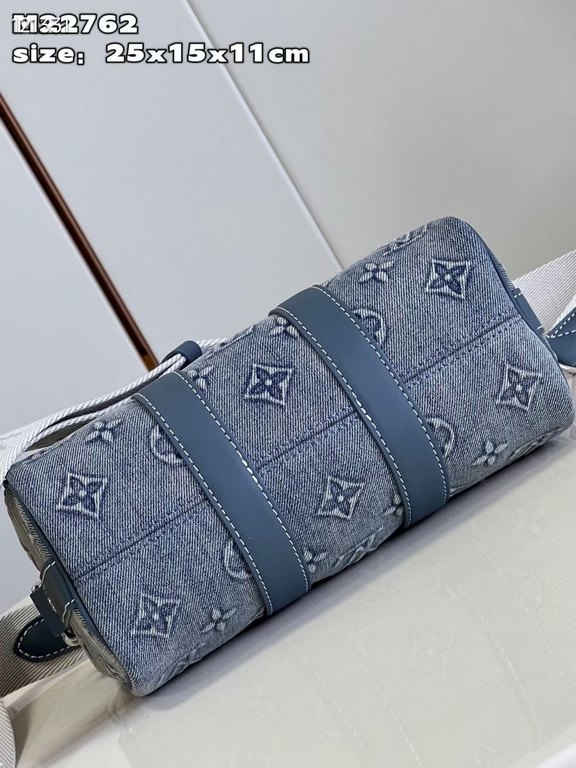 Exclusive M22762 】This Keepall Bandoulière 25 handbag showcases the vintage-inspired texture of Monogram Washed Demin canvas, with embossed and hand-painted Monogram motifs that resemble faded denim that has been baptize