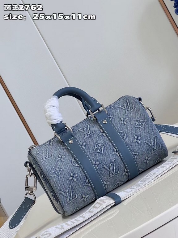 Exclusive M22762 】This Keepall Bandoulière 25 handbag showcases the vintage-inspired texture of Monogram Washed Demin canvas, with embossed and hand-painted Monogram motifs that resemble faded denim that has been baptize