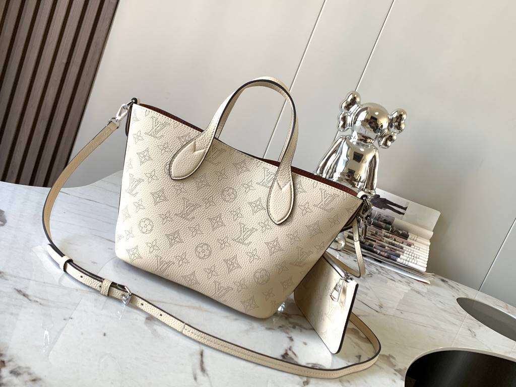 Special grade[ M21909 in cream color].This Blossom pouch is crafted from perforated cowhide leather in a laid-back style that's practical and functional. The interior compartment features a removable zippered pocket to h