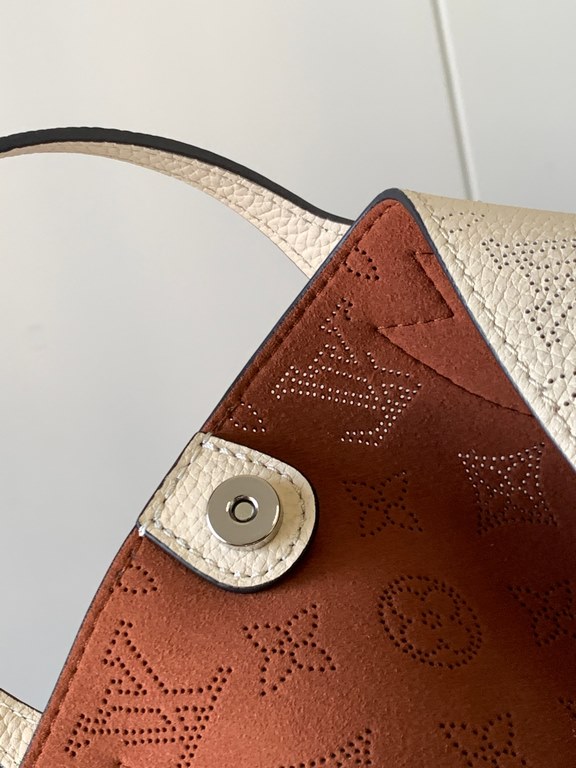 Special grade[ M21909 in cream color].This Blossom pouch is crafted from perforated cowhide leather in a laid-back style that's practical and functional. The interior compartment features a removable zippered pocket to h