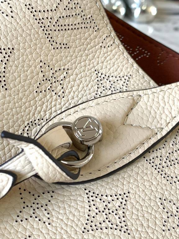 Special grade[ M21909 in cream color].This Blossom pouch is crafted from perforated cowhide leather in a laid-back style that's practical and functional. The interior compartment features a removable zippered pocket to h