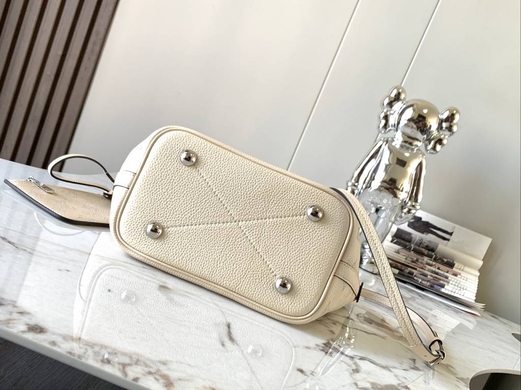 Special grade[ M21909 in cream color].This Blossom pouch is crafted from perforated cowhide leather in a laid-back style that's practical and functional. The interior compartment features a removable zippered pocket to h