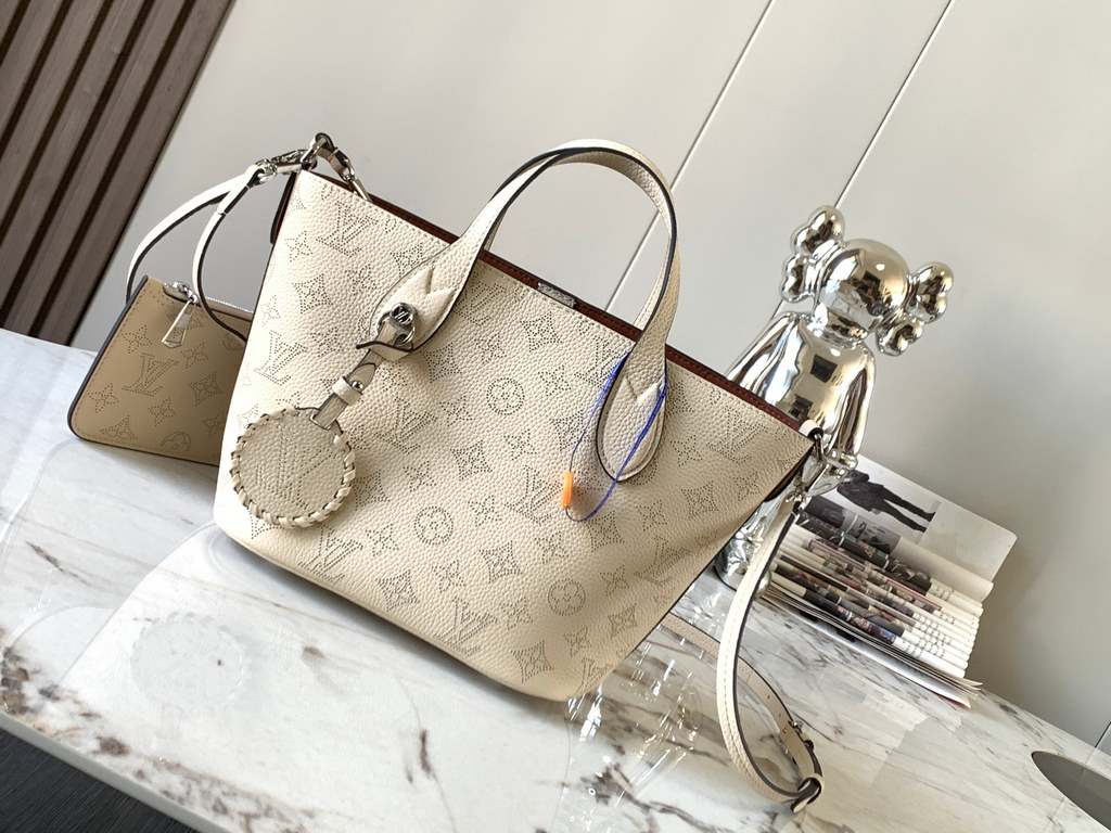 Special grade[ M21909 in cream color].This Blossom pouch is crafted from perforated cowhide leather in a laid-back style that's practical and functional. The interior compartment features a removable zippered pocket to h