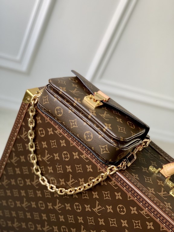 TOP ORIGINAL [EXCLUSIVE PHOTO M46279 OLD FLOWER] LV Messenger Bag Out Small The East West Métis handbag has a stylish, on-trend look in the form of a sleek over-the-shoulder school bag. Crafted from the brand's Monogram 