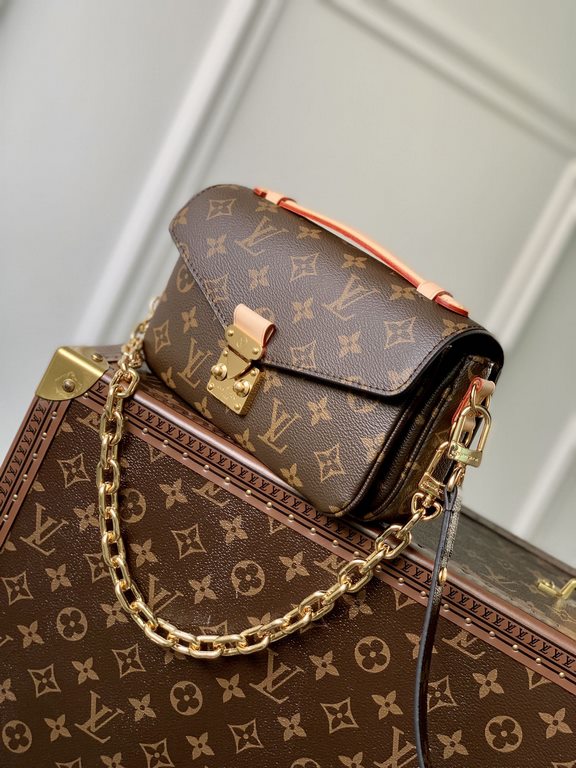 TOP ORIGINAL [EXCLUSIVE PHOTO M46279 OLD FLOWER] LV Messenger Bag Out Small The East West Métis handbag has a stylish, on-trend look in the form of a sleek over-the-shoulder school bag. Crafted from the brand's Monogram 