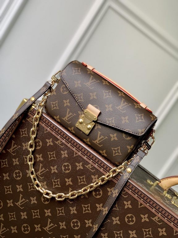 TOP ORIGINAL [EXCLUSIVE PHOTO M46279 OLD FLOWER] LV Messenger Bag Out Small The East West Métis handbag has a stylish, on-trend look in the form of a sleek over-the-shoulder school bag. Crafted from the brand's Monogram 