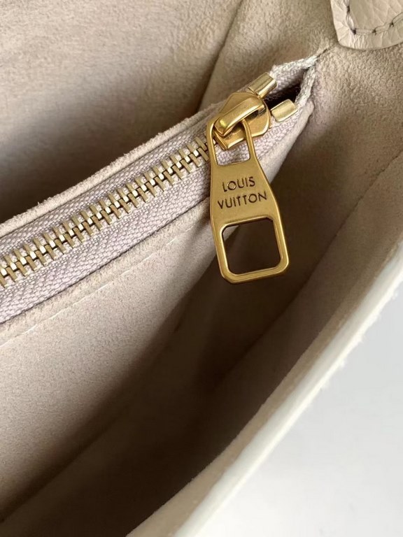 Top M24611 M24990This Low Key Shoulder Bag reaffirms the brand's mastery of craftsmanship with its gorgeous design. In soft cowhide leather in a subdued palette, the adjustable shoulder strap and suede lining add a sophi