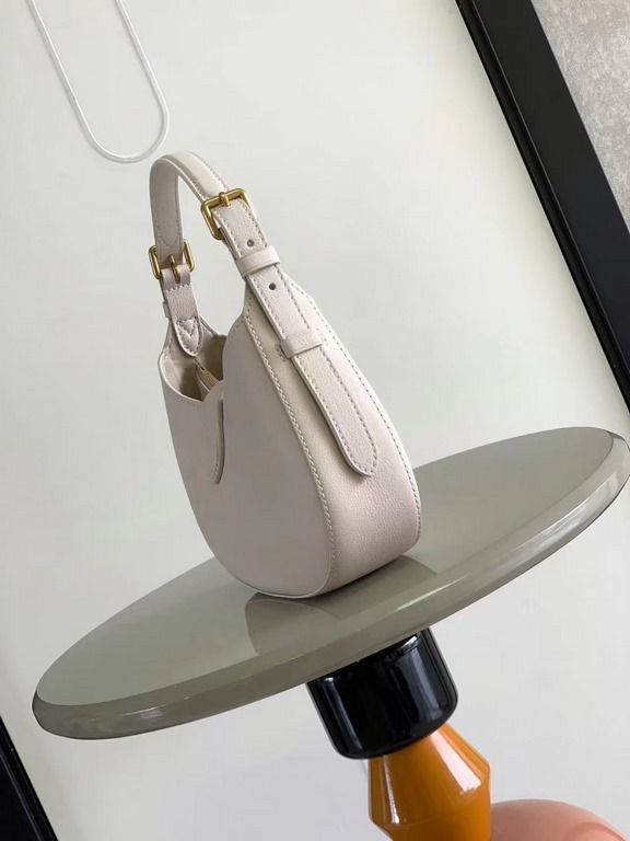 Top M24611 M24990This Low Key Shoulder Bag reaffirms the brand's mastery of craftsmanship with its gorgeous design. In soft cowhide leather in a subdued palette, the adjustable shoulder strap and suede lining add a sophi