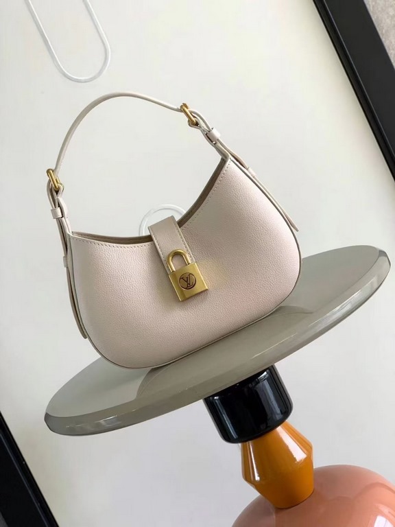 Top M24611 M24990This Low Key Shoulder Bag reaffirms the brand's mastery of craftsmanship with its gorgeous design. In soft cowhide leather in a subdued palette, the adjustable shoulder strap and suede lining add a sophi