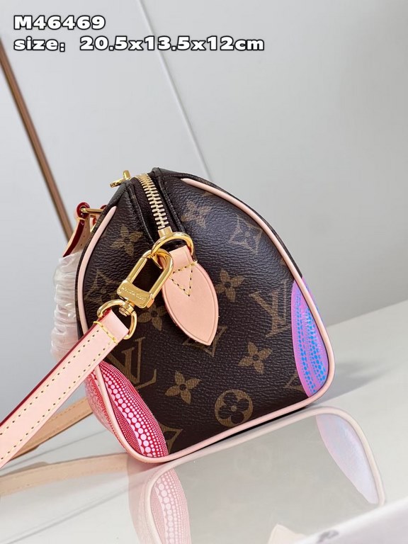 M46469 LV x YK SPEEDY BANDOULIèRE 20 Handbag Old Flower (Pumpkin) Crafted from classic Monogram canvas, the Nano Speedy handbag exudes ultimate femininity and is ideal for carrying your everyday essentials. The perfect m