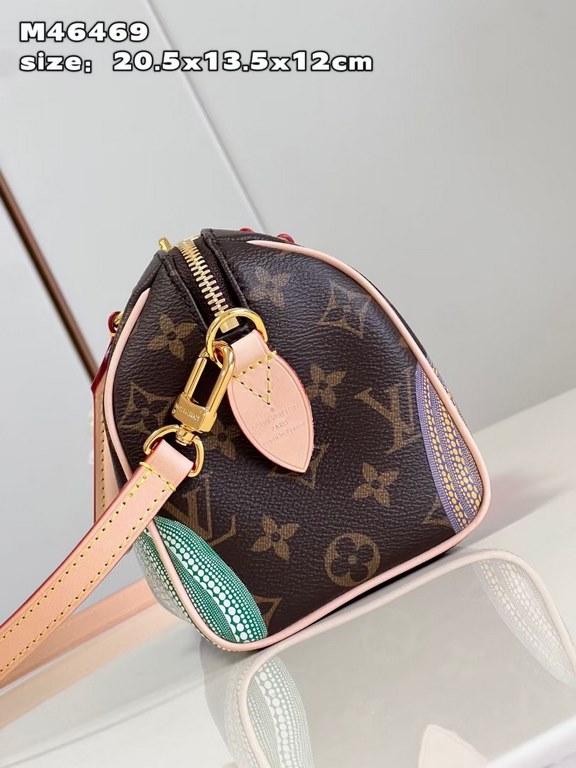 M46469 LV x YK SPEEDY BANDOULIèRE 20 Handbag Old Flower (Pumpkin) Crafted from classic Monogram canvas, the Nano Speedy handbag exudes ultimate femininity and is ideal for carrying your everyday essentials. The perfect m